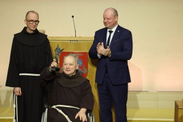 Laisvės premija įteikta Juliui Sasnauskui Seimo kanceliarijos nuotr. (autorė Olga Posaškova) Laisvės premija įteikta Juliui Sasnauskui Seimo kanceliarijos nuotr. (autorė Olga Posaškova)